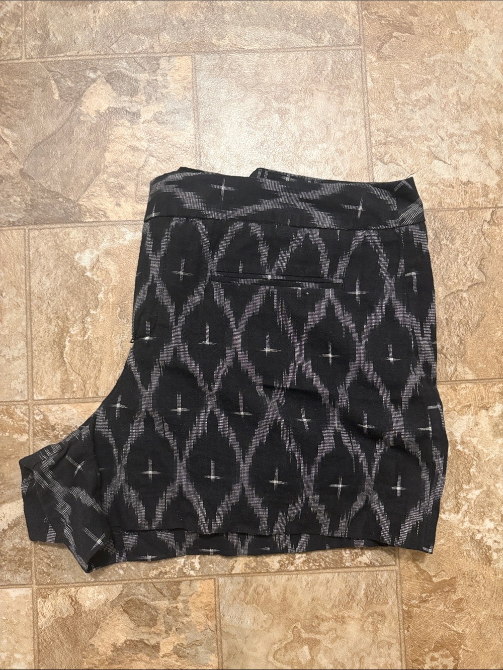 GAP Black Ikat Patterned Shorts - Picture 3 of 3